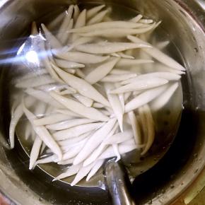 11. 煮熟后，放入凉水中过两次凉水