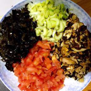 9.烧水过程中将木耳，香菇，芹菜心，西红柿等切碎。才可以随意，想吃什么放什么就可以