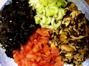 9.烧水过程中将木耳，香菇，芹菜心，西红柿等切碎。才可以随意，想吃什么放什么就可以