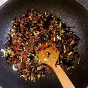 12.锅中热油，放入葱姜蒜爆香，加入肉末，放入生抽，十三香，盐等调料，炒到肉末变色时候倒入蔬菜继续翻炒