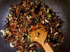 12.锅中热油，放入葱姜蒜爆香，加入肉末，放入生抽，十三香，盐等调料，炒到肉末变色时候倒入蔬菜继续翻炒