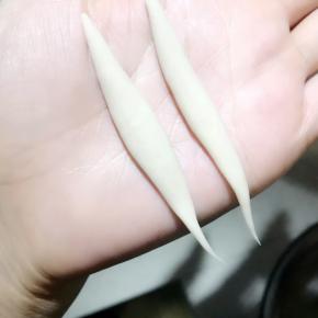 6.双掌对搓，面就会从刚才推压的地方断裂成两块，所以搓出来就是两根鱼鱼