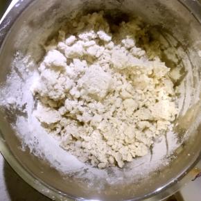 3.用开水搅拌成无干粉的颗粒状