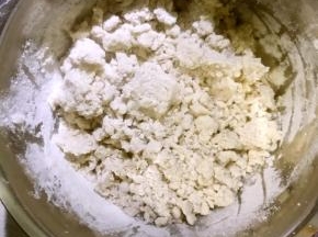 3.用开水搅拌成无干粉的颗粒状