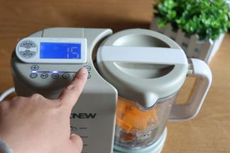 接通电源启动辅食机，选择蒸制功能，时间选到15分钟，按开始按钮，开始蒸制；