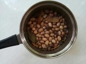 花生米膨胀泡好后，先大火煮开，后小火煮至变软。