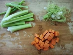芹菜洗净对折撕去筋膜，胡萝卜切小粒。