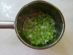 起锅水热，焯烫芹菜。（水里滴油，加少许盐）