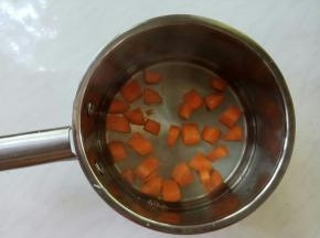 继续焯烫胡萝卜。