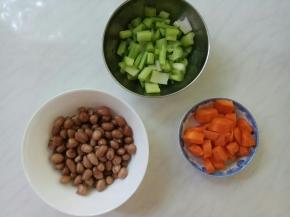 焯烫好的胡萝卜和芹菜过凉白开冲凉，和煮好的花生米混合，加入香油、糖、盐拌匀即可。