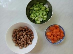 焯烫好的胡萝卜和芹菜过凉白开冲凉，和煮好的花生米混合，加入香油、糖、盐拌匀即可。