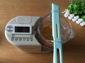 用食物铲提出蒸熟的南瓜；