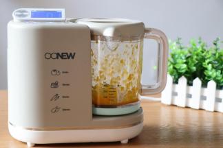 先将搅拌杯里的蒸馏水倒出到一个杯子里，再把南瓜倒进搅拌杯，加入适量蒸馏水，盖上防溅盖和盖子，启动搅拌功能，将南瓜搅打成泥；