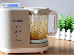 先将搅拌杯里的蒸馏水倒出到一个杯子里，再把南瓜倒进搅拌杯，加入适量蒸馏水，盖上防溅盖和盖子，启动搅拌功能，将南瓜搅打成泥；