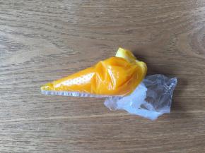 搅拌好后关闭电源，取出搅拌杯，将南瓜泥倒入到裱花袋里，顶端剪一个小口；