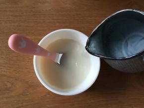 婴儿米粉中加入适量温开水，边倒边搅拌均匀；