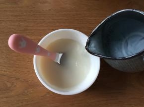 婴儿米粉中加入适量温开水，边倒边搅拌均匀；