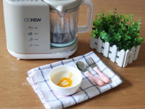 将南瓜泥挤到米糊表面，用牙签拉出花纹即可。