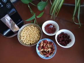 红豆黄豆提前泡发好，红枣去核后剪成花生米大小的粒，枸杞洗净泡十分钟。