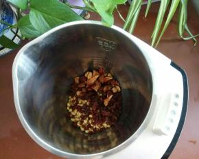 全部食材放入豆浆机中。