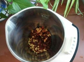 全部食材放入豆浆机中。