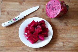 火龙果果肉切小块挖出；