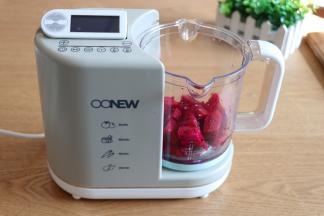 安装好搅拌杯，倒入果肉；