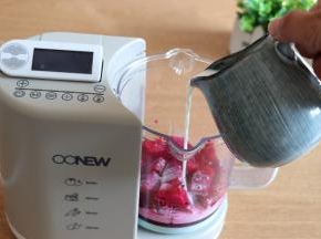 倒入牛奶；