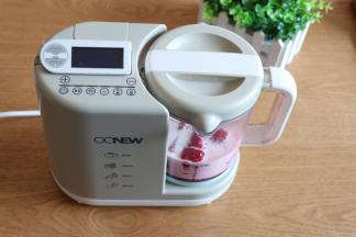 防溅盖放在搅拌杯杯口再盖好杯盖；