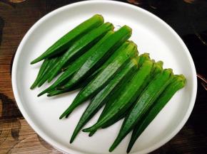 秋葵冲洗干净