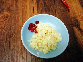 切好蒜末，干辣椒段