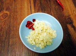 切好蒜末，干辣椒段