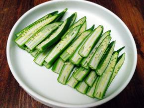 把蒂切掉，中间剖开，如果尖端那里有不好的颜色可以切掉，切好整齐排放在盘子上