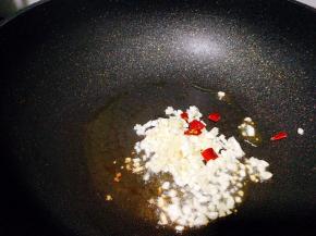干辣椒，蒜头爆香