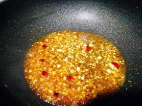 加入清水，生抽，蚝油， 白糖 ，小火熬制浓稠即可