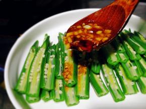 均匀淋在秋葵上