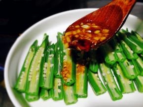 均匀淋在秋葵上