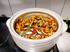 准备一口砂锅，除了油条，紫菜，其它都放进去，加适量的盐