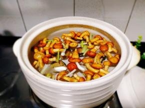 准备一口砂锅，除了油条，紫菜，其它都放进去，加适量的盐