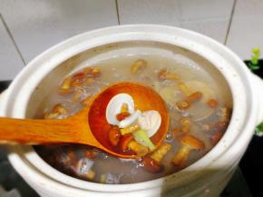 煮开后转中火煲15分钟，