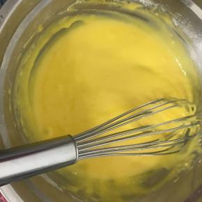 蛋白和蛋黄分离，蛋黄直接加入面糊中，用手动打蛋器搅拌均匀