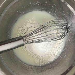 筛入低筋面粉搅拌均匀