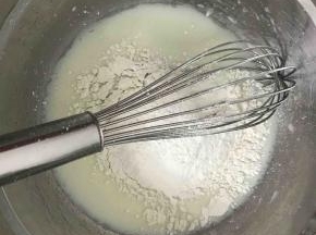 筛入低筋面粉搅拌均匀