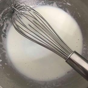 牛奶和玉米油充分搅拌至完全乳化