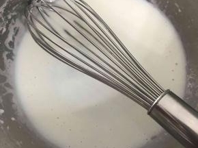 牛奶和玉米油充分搅拌至完全乳化