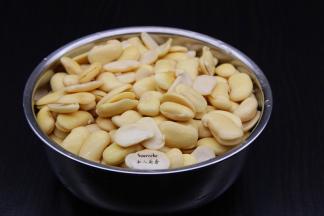 馅料制作：白云豆浸泡，有皱褶即可去皮；PS：浸泡过白芸豆用手很容去皮。