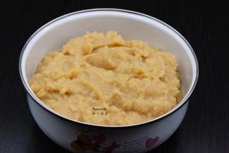 芸豆煮熟，用料理机打碎；