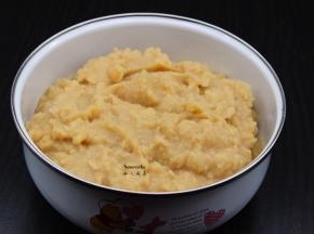 芸豆煮熟，用料理机打碎；
