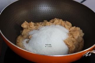 打碎的芸豆倒入锅中，加入白砂糖翻炒；