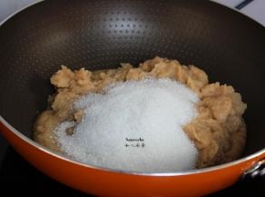 打碎的芸豆倒入锅中，加入白砂糖翻炒；